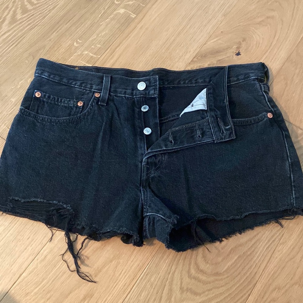 Black Levi’s shorts